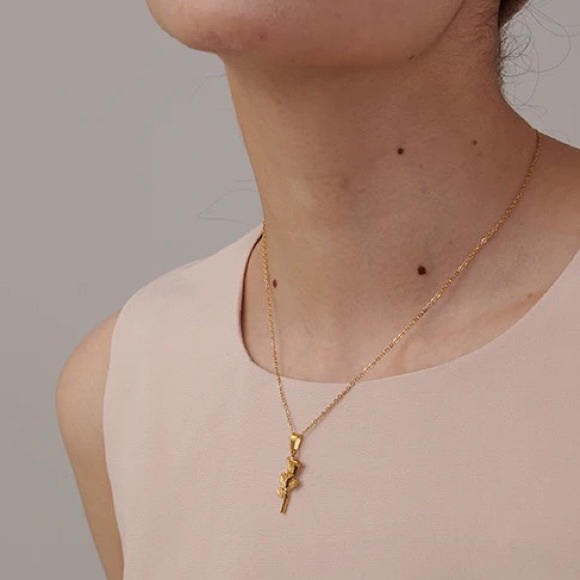◾️18k Gold Plated Rose Flower Pendant Necklace - Picture 5 of 9